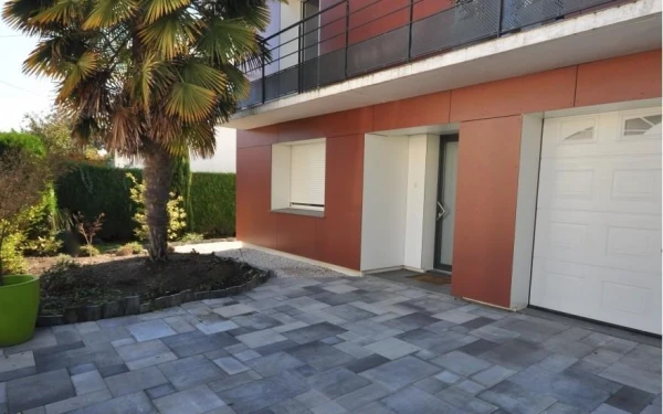 Entrée de maison en dallage