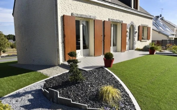 Entrée de maison en DM Green® et pavage
