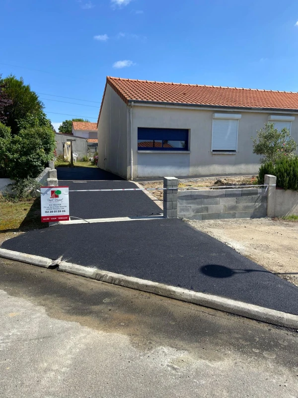 Entrée de maison en enrobé à chaud