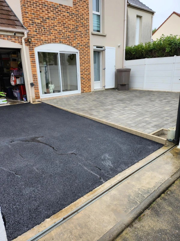 Entrée de maison en enrobé à chaud et pavage