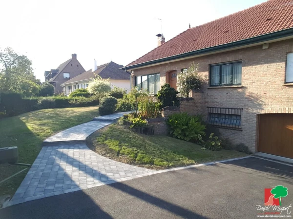 Entrée de maison en enrobé à chaud et pavage dallage