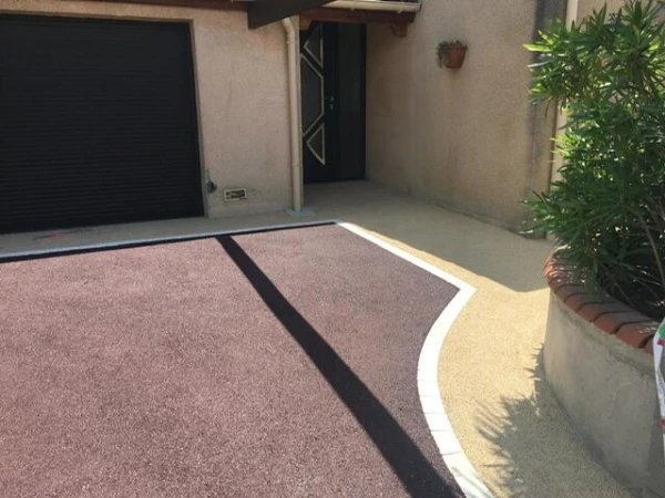 Entrée de maison en enrobé à chaud, Minéralstar ® et Pavé la couture®