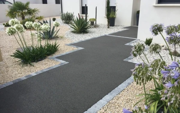 Entrée de maison en enrobé noir à chaud