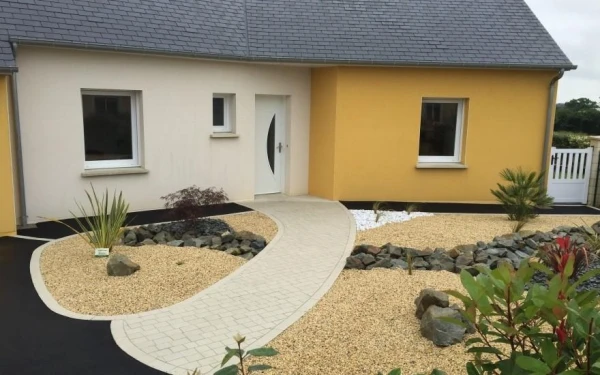 Entrée de maison en enrobé noir à chaud et pavé La Couture®