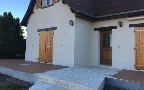 Entrée de maison en Hydrostar® et dallage