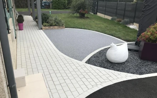 Entrée de maison en Hydrostar® et pavage
