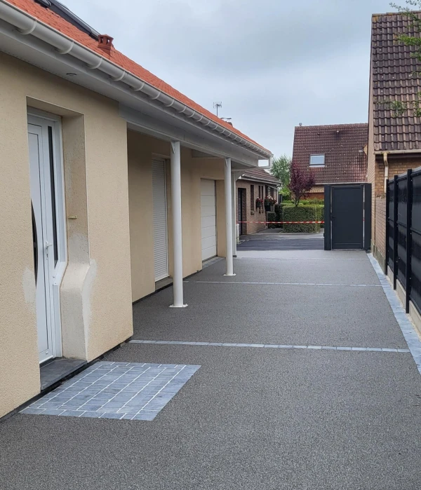 Entrée de maison en Hydrostar® et Pavage Pierre Bleue