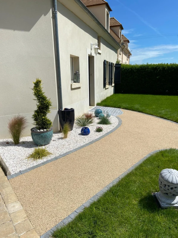 Entrée de maison en Minéralstar et création massif paysager