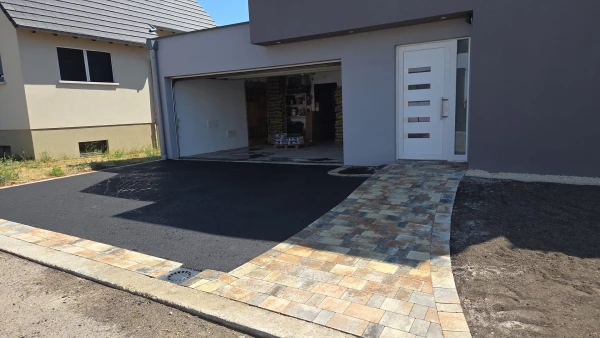 Entrée de maison en pavage Antiquita dune700  et enrobe noir a chaud