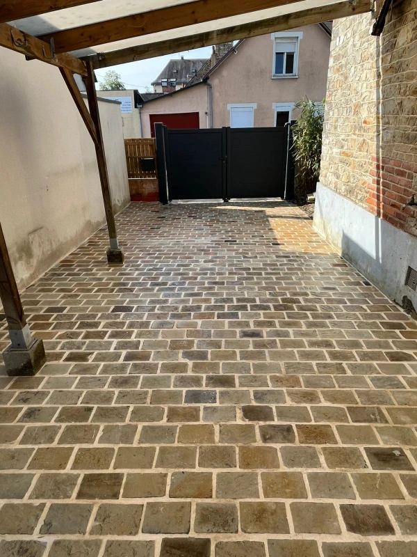 Entrée de maison en pavage dallage