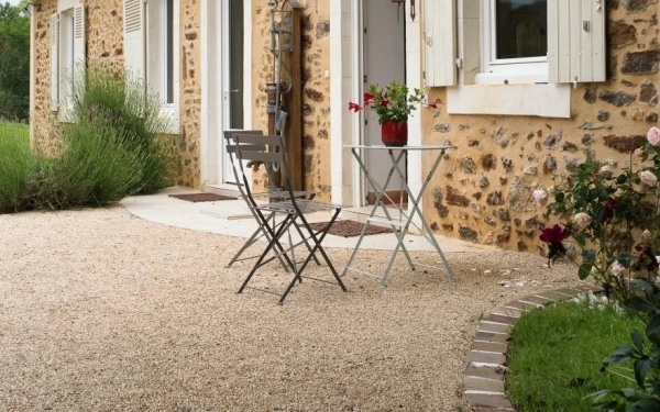 Entrée de maison en pavage et Alvéostar®