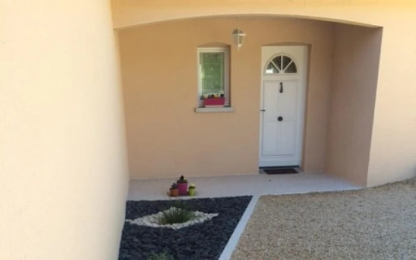 Entrée de maison en pavage et Alvéostar®