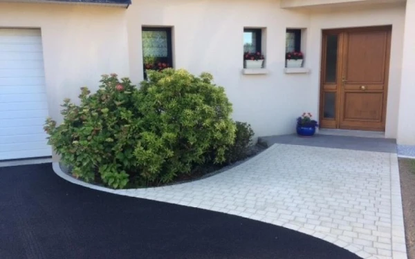 Entrée de maison en pavé La Couture® enrobé noir à chaud