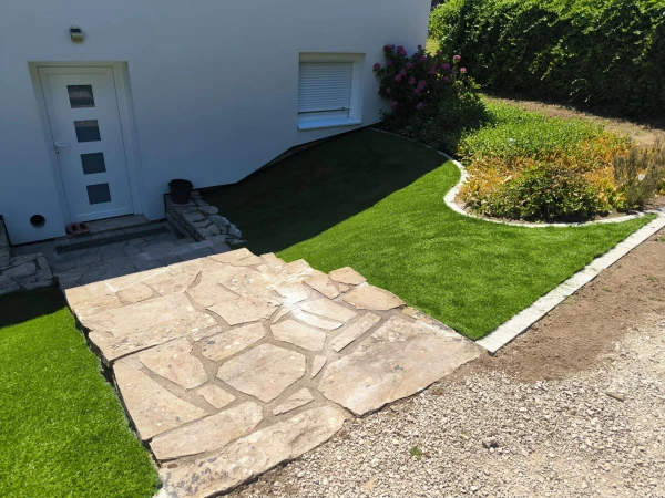 Entrée de maison en pelouse synthétique DM Green