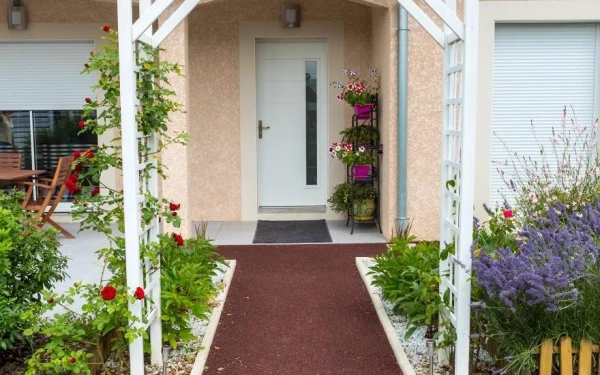 Entrée de maison en Stardraine® et enrobé noir à chaud