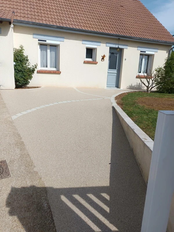 Entrée de maison et allée de jardin en Hydrostar crème