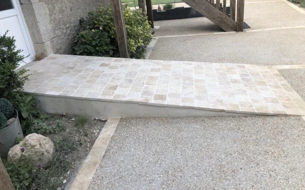 Entrée de maison / Rampe d'accès en pavage
