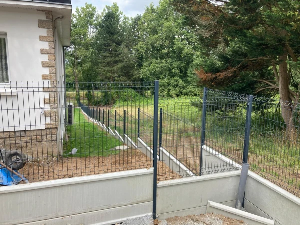 Grillage rigide DoMaClo' à plis et plaques de soubassement béton