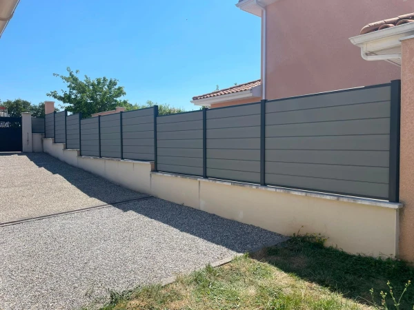 Installation d'une clôtures en composites sur muret sur la commune de Tignieu-Jameyzieu par l'entreprise Rivoire