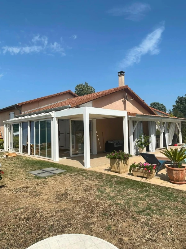 Installation d'une pergola sur la commune de St Laurent-de-mûre par l'entreprise Rivoire