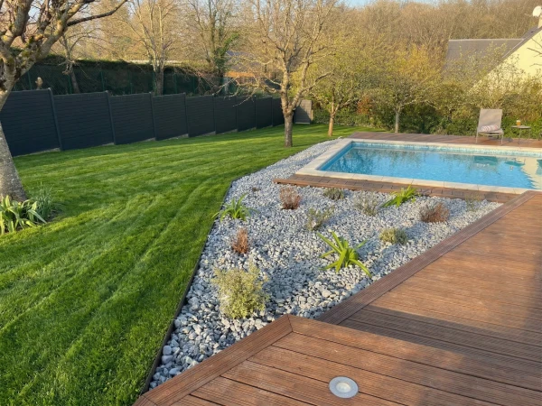 massif aux abords d’une piscine + terrasse