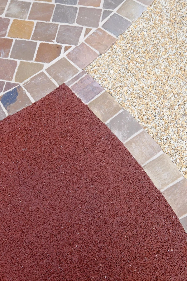 Mixte produit dans une cour en Stardraine®, Hydrostar® et pavage Pierra nature
