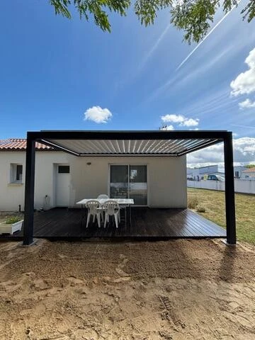 Pergola bioclimatique NFI adossée Easy Up gris 7016 - lames perpendiculaires