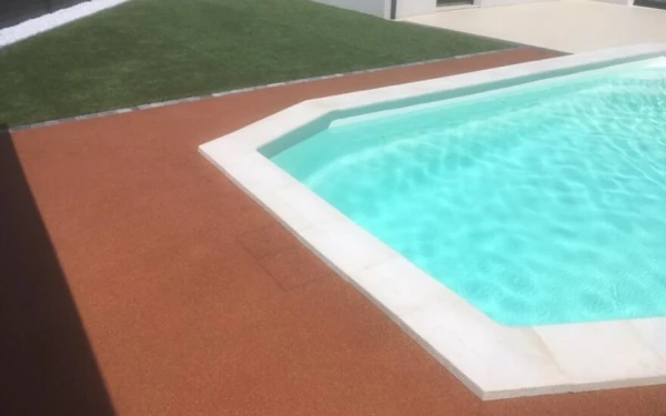 Plage de piscine en Béton drainant, Hydrostar® et DM Green®