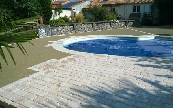 Plage de piscine en béton poreux® et pavage