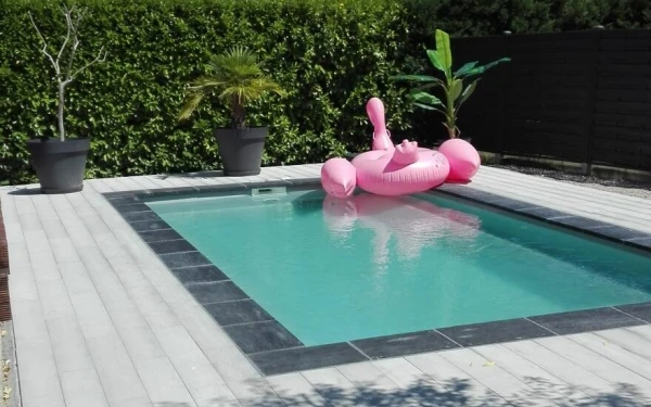 Plage de piscine en dallage