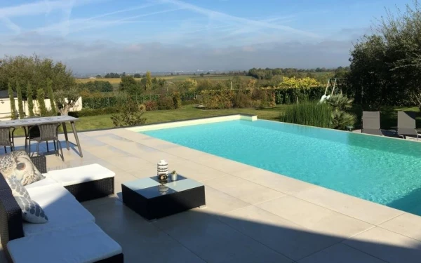 Plage de piscine en dallage