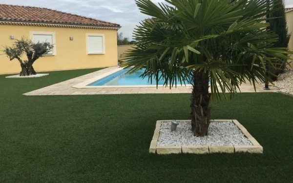 Plage de piscine en dallage et DM Green®
