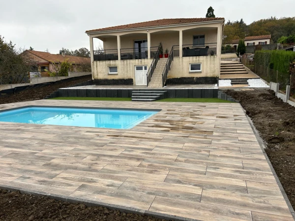 Plage de piscine en dallage sur plots