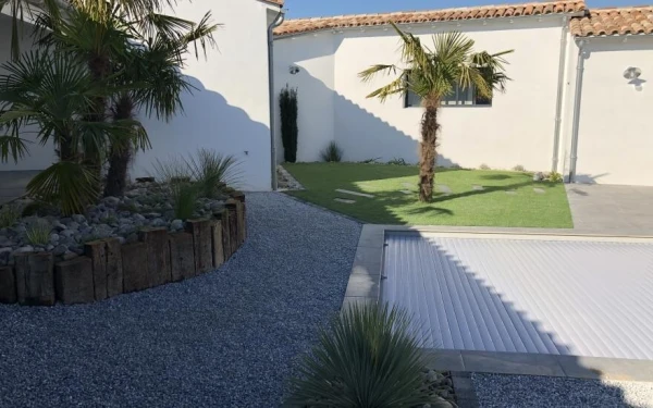Plage de piscine en DM Green® Alvéostar® et dallage