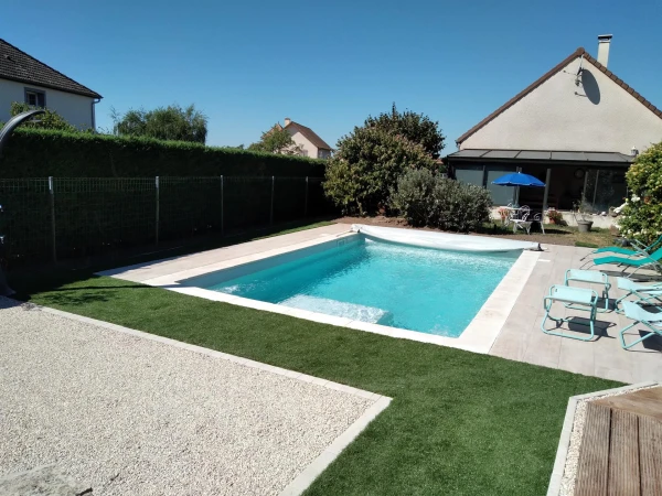 Plage de piscine en DM Green et en dallage grès cérame