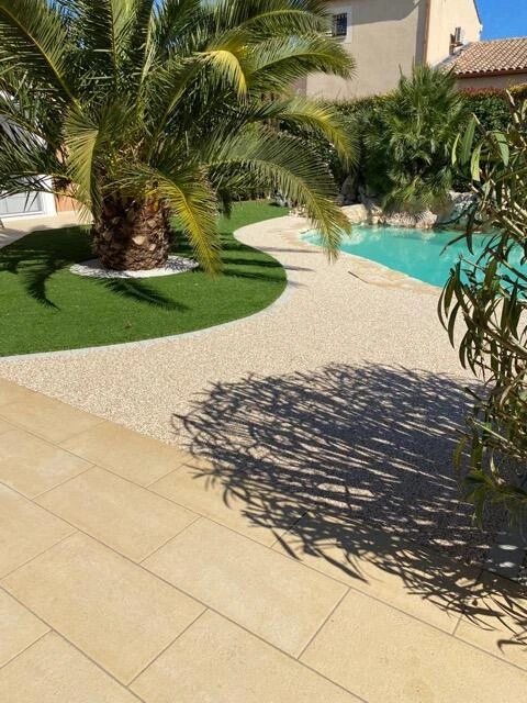 Plage de piscine en Dm green® et Hydrostar®