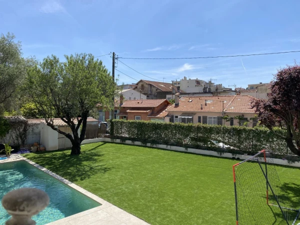 Plage de piscine en Dm green® et pavage dallage