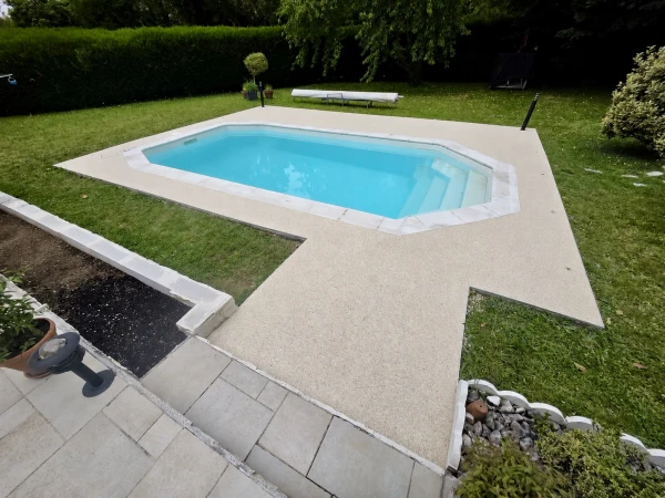 Plage de piscine en Hydrostar