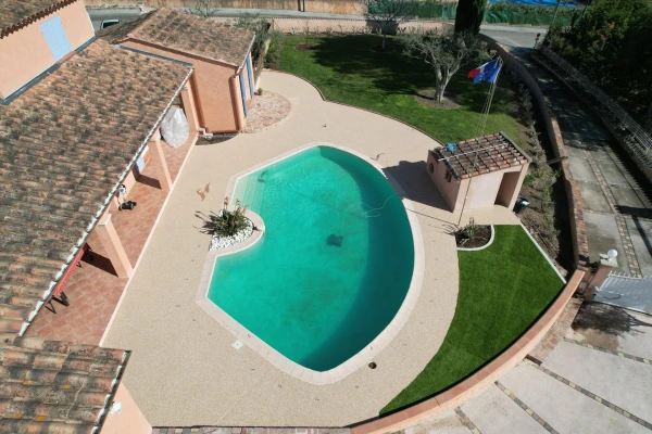 Plage de piscine en Hydrostar®