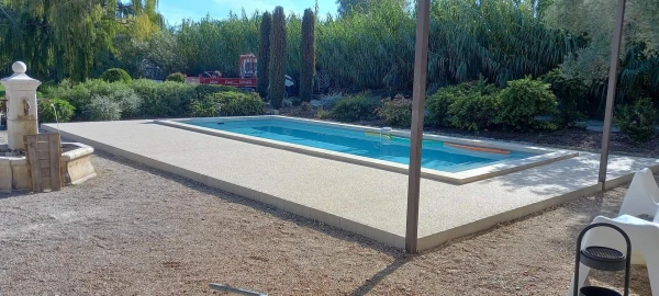 Plage de piscine en Hydrostar® avec des bordures hautes