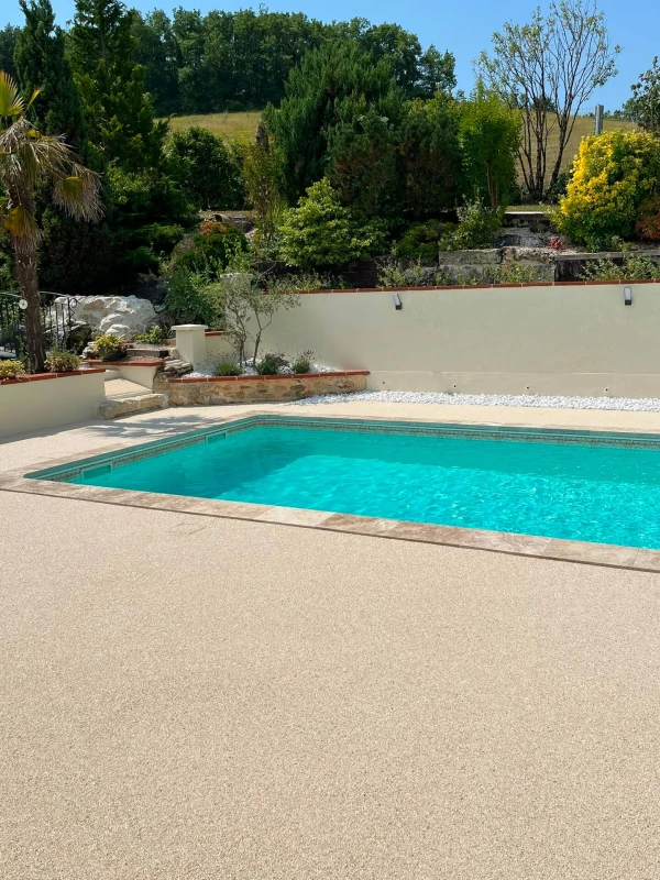 Plage de piscine en Hydrostar beige et Galets Blancs