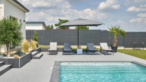 Plage de piscine en Hydrostar®, création paysagère et plantation