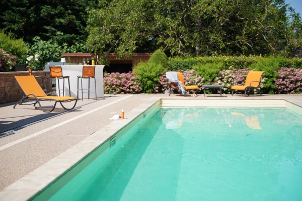 Plage de piscine en Hydrostar® Crème et Vulcane à Saint-Amand-en-Puisaye