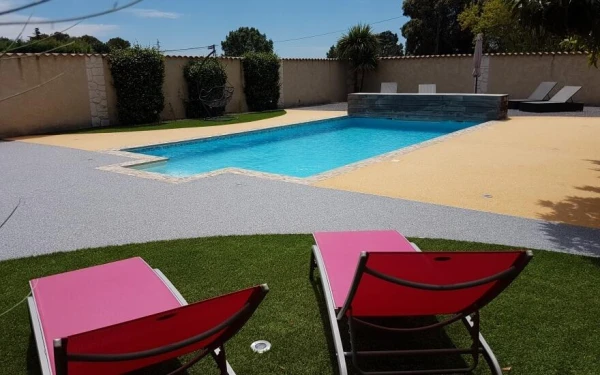 Plage de piscine en Hydrostar® DM Green® et Alvéostar®