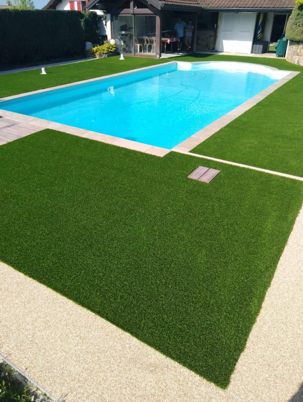 Plage de piscine en Hydrostar® Dune et DM Green®