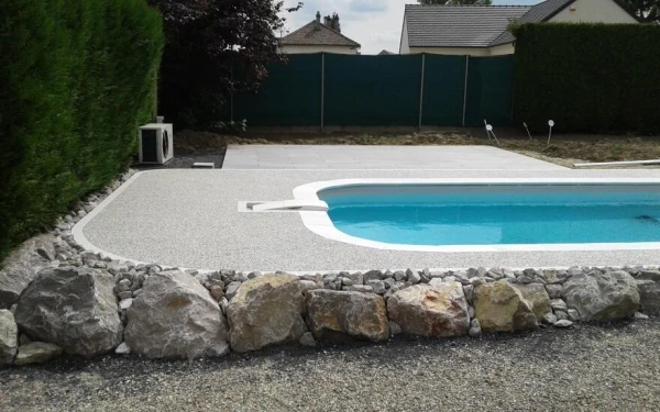 Plage de piscine en Hydrostar® et dalles sur plots