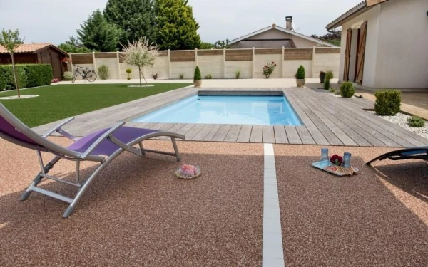 Plage de piscine en Hydrostar® et DM Green®