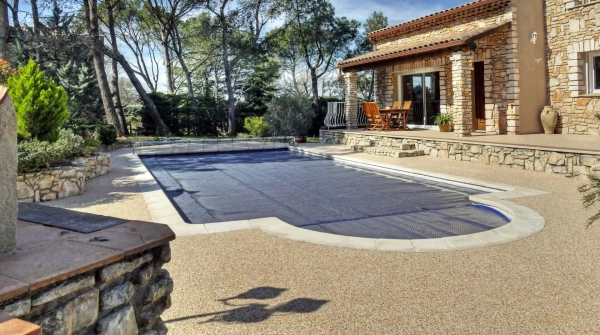 Plage de piscine en Hydrostar et en bordure pavés La Couture