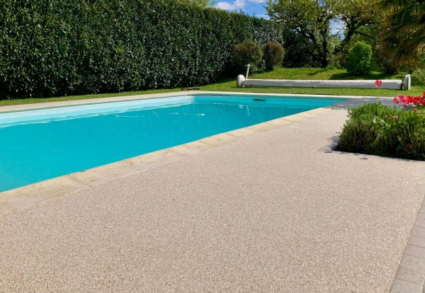 Plage de piscine en Hydrostar® et Pavé la couture®