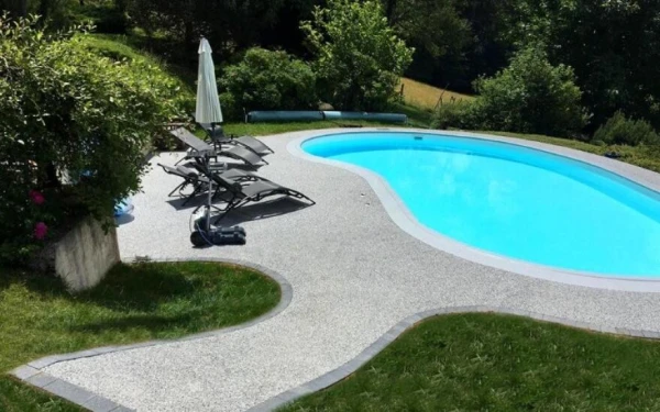 Plage de piscine en Minéralstar® - Entreprise Allée du Lac